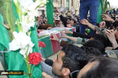 پیکر دو شهید گمنام ظهر امروز با حضور صدها دانشجو، استاد و برخی از مسئولین دانشگاهی و استانی در پردیس شهید بهشتی دانشگاه فرهنگیان خراسان رضوی آرام گرفت.