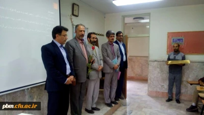 دکتر مجتبوی مدیراستانی دانشگاه فرهنگیان خراسان رضوی به همراه معاونین  و مسئول روابط عمومی دانشگاه باحضور در کلاس های درس با اهدای شاخه گل وپخش شیرینی روز معلم را به اساتید و دانشجو معلمان تبریک گفتند