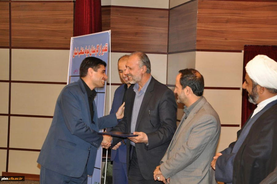 کارمند نمونه