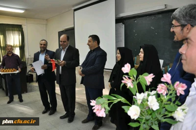 تبریک روز دانشجو با تقدیم نمادین یک  شاخه گل و پخش شیرینی  بین دانشجویان پردیس شهید بهشتی