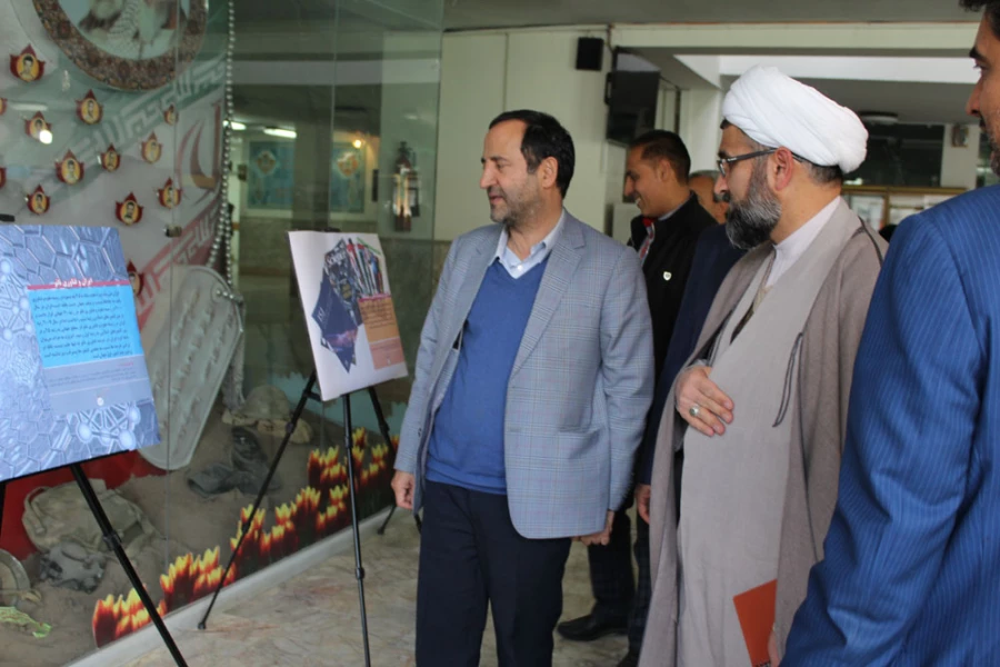 بازدید شرکت کنندگان در جلسه از نمایشگاه دستاوردهای انقلاب