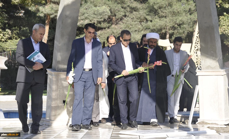 ادای احترام شرکت کنندگان در دوره «چگونگی تألیف کتاب های درسی دانشگاهی» به مقام والای شهدای گمنام