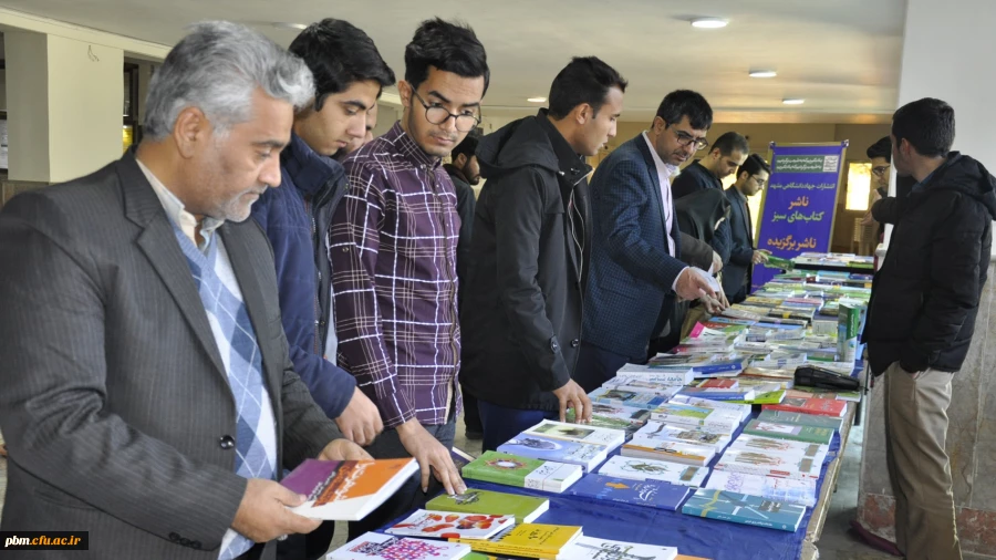 برگزاری نمایشگاه کتاب به مناسبت هفته کتاب و کتابخوانی