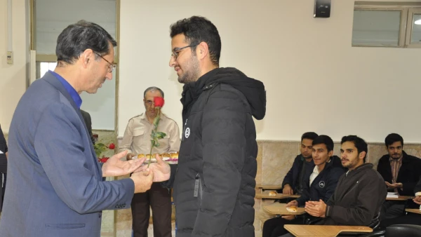 به مناسبت روز دانشجو انجام شد:
دیدار مسئولان دانشگاه فرهنگیان خراسان رضوی با دانشجومعلمان در کلاس های درس