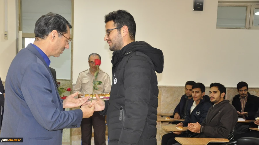 به مناسبت روز دانشجو انجام شد:
دیدار مسئولان دانشگاه فرهنگیان خراسان رضوی با دانشجومعلمان در کلاس های درس
