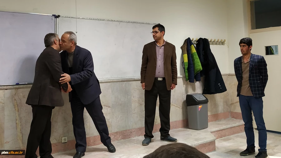 تقدیر از استاد منتخب دانشجویان توسط معاون دانشگاه فرهنگیان خراسان رضوی