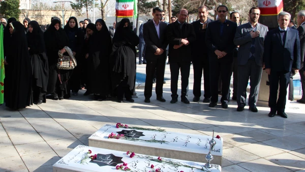 ادای احترام شرکت کنندگان در گردهمایی سراسری رویش به مقام والای شهدا