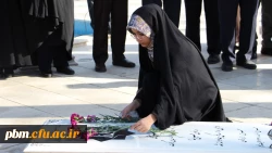 ادای احترام شرکت کنندگان در گردهمایی سراسری رویش به مقام والای شهدا