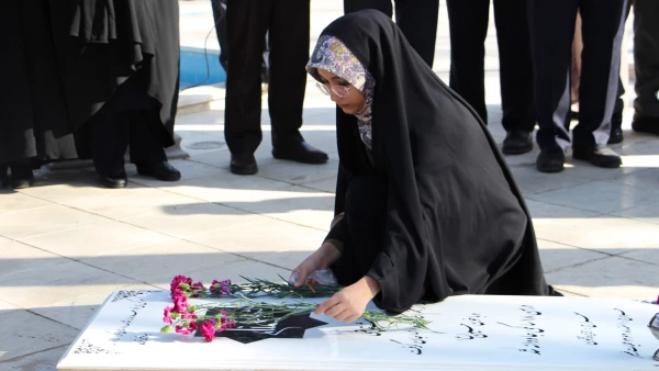 ادای احترام شرکت کنندگان در گردهمایی سراسری رویش به مقام والای شهدا