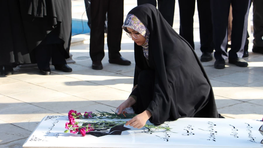 ادای احترام شرکت کنندگان در گردهمایی سراسری رویش به مقام والای شهدا