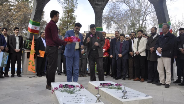 ادای احترام شرکت کنندگان در گردهمایی سراسری  رویش به مقام والای شهدا