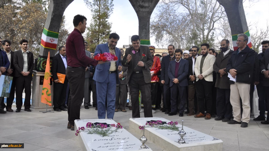 ادای احترام شرکت کنندگان در گردهمایی سراسری  رویش به مقام والای شهدا