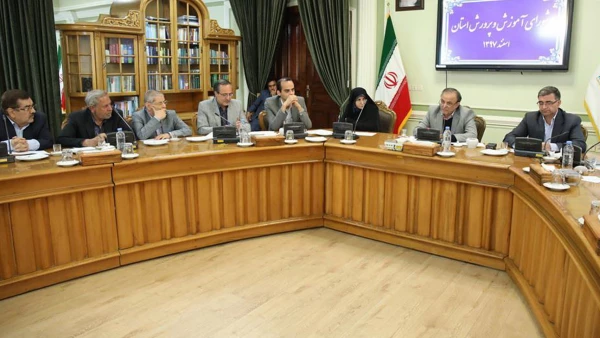 تقدیم ابلاغ ریاست هیأت امنای دانشگاه فرهنگیان استان به استاندار خراسان رضوی در جلسه شورای آموزش و پرورش استان