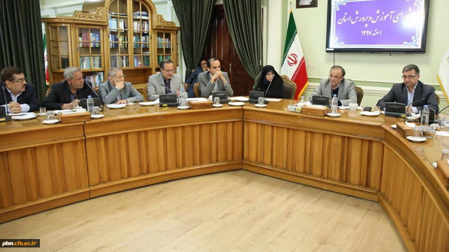 تقدیم ابلاغ ریاست هیأت امنای دانشگاه فرهنگیان استان به استاندار خراسان رضوی در جلسه شورای آموزش و پرورش استان