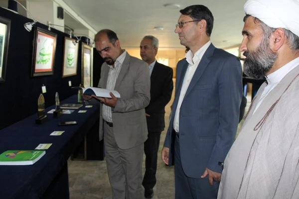 بازدید سرپرست اداره کل برنامه ریزی فرهنگی و اجتماعی دانشگاه فرهنگیان از نمایشگاه تولیدات علمی و فرهنگی استادان و کارکنان