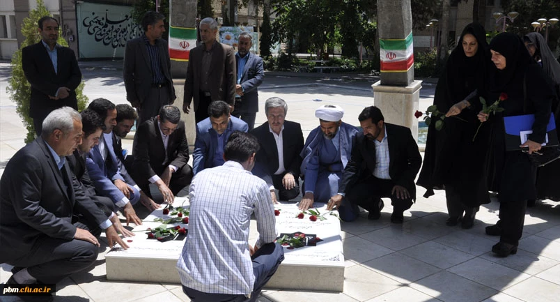 ادای احترام مسئولان و دانشجومعلمان شرکت کننده در مسابقات قرآن به مقام والای شهدا