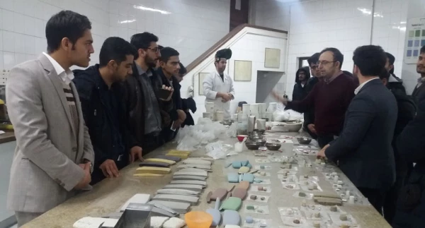 بازدید گروهی از دانشجویان پردیس شهید بهشتی از شرکت لعاب مشهد