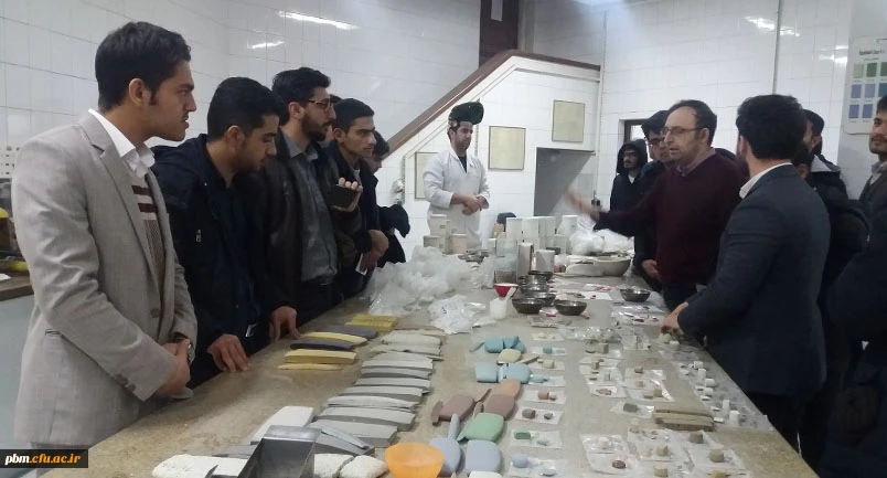 بازدید گروهی از دانشجویان پردیس شهید بهشتی از شرکت لعاب مشهد