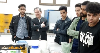 بازدید  دانشجویان شیمی از مرکز تحقیقات پر طاوس کارخانه لعاب مشهد