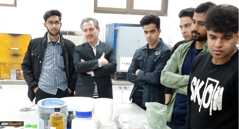بازدید  دانشجویان شیمی از مرکز تحقیقات پر طاوس کارخانه لعاب مشهد