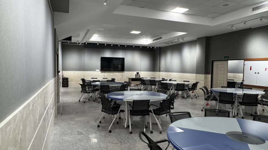 در این کلاس، یادگیری فقط شنیدن نیست؛ تجربه ای است برای دیدن، لمس کردن و ساختن آینده. 3