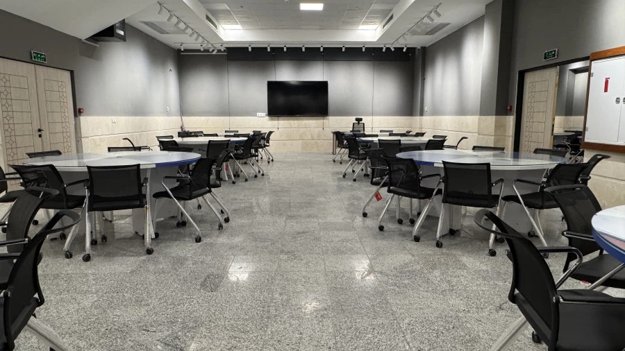 در این کلاس، یادگیری فقط شنیدن نیست؛ تجربه ای است برای دیدن، لمس کردن و ساختن آینده. 4